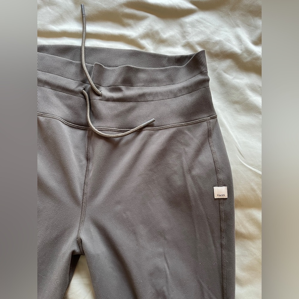 VUORI olive green joggers size large